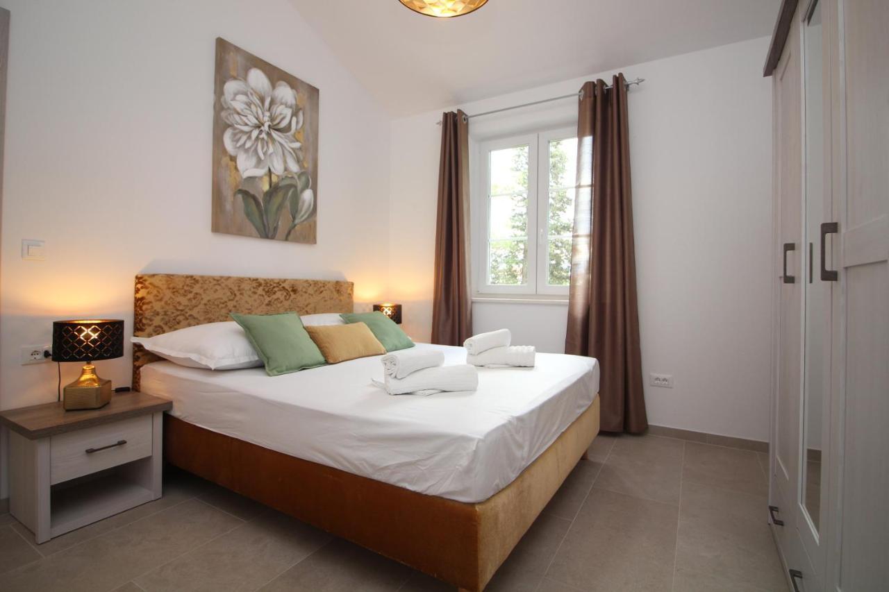 Villa Beachfront Sea Palace Kastela Dış mekan fotoğraf
